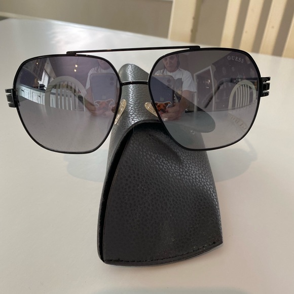 Accessories - GUESS BLACK SUNGLASSES WITH CASE NEW WITH OUT TAG